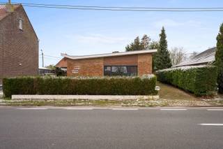 Deze woning met karakteristiek vlinderdak staat volledig casco, waardoor u alle vrijheid heeft om uw droominterieur te realiseren. Een groot...