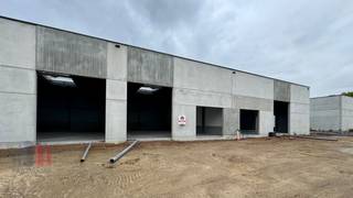 <strong>Nieuwbouw KMO-unit met een oppervlakte van 246 m²</strong> te huur met een fantastische ligging langs de commerciële Brusselbaan te Hekelgem (Affligem).<br /><br />De opslagruimte is voorzien van een ruime sectionale poort, glaspartij (3m x 3m), lichtstraat en heeft een vrije hoogte van 6 m, ideaal voor opslag/productie/atelier. Verder is de loods voorzien van nutsvoorzieningen (water, elek, en data), RWP met mogelijkheid tot aansluiting van toilet. Het magazijn maakt deel uit van fase III van het <strong>nieuwbouw KMO project 'ID Park bis'</strong>.<br /><br />Vestig uw bedrijf in ID Park bis op een uiterst centrale ligging met een <strong>fantastische bereikbaarheid dankzij de nabijheid van de E40 (6 min)</strong>. <br />Aanwezigheid van <strong>3 privatieve parkeerplaatsen</strong> (inbegrepen in de prijs). <strong>Beschikbaar vanaf 01/03/2026</strong>.<br /><br />Contacteer <strong>PANORAMA B2B</strong> voor bijkomende (technische) inlichtingen, plannen of een vrijblijvend plaatsbezoek via <strong>0477 07 30 30</strong>.