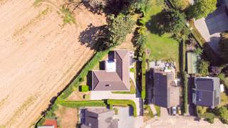 <p>Deze aangename en bijzonder goed gelegen laagbouwvilla bevindt zich in een rustige en residentiële villawijk te Meise. De woning combineert een praktische indeling met aangename leefruimtes en geniet dankzij de laagbouwarchitectuur van een bijzonder comfortabele woonbeleving.</p>
<p>De lichtrijke leefruimte vormt samen met de stijlvolle Siematic-leefkeuken het hart van de woning. Grote raampartijen zorgen voor een aangename lichtinval en een mooie verbinding met de perfect georiënteerde tuin, die volop privacy en ruimte biedt om in alle rust te genieten.</p>
<p>De woning beschikt over 3 tot 4 slaapkamers, waardoor ze zowel geschikt is voor een gezin als voor wie een extra bureau, hobby- of logeerkamer wenst. Daarnaast zijn er ruime kelders aanwezig, ideaal als praktische bergruimte, hobbyruimte of stockage.</p>
<p>Een belangrijke troef is de ondergrondse inpandige dubbele garage, die niet alleen plaats biedt aan twee wagens, maar eveneens zorgt voor extra comfort en veilige parkeermogelijkheid.</p>
<p>Dankzij de uitstekende ligging in een gegeerde villawijk te Meise, de aangename tuin, de ruime leefruimtes en de combinatie van comfort en functionaliteit is dit een bijzonder interessante gezinswoning voor wie rustig en residentieel wil wonen.</p>