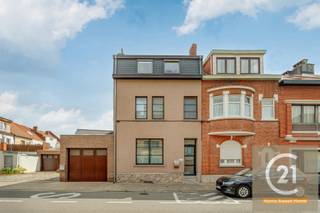 Century 21 Home Sweet Home presenteert u deze prachtige eengezinswoning van ongeveer 150 m², volledig gerenoveerd in 2020 en uitstekend onderhouden.<br /><br />Bij het binnenkomen ontdekt u een modern, stijlvol en warm interieur met aangename en functionele leefruimtes. De woning beschikt over drie ruime slaapkamers en een prachtige veranda die voor veel licht en extra charme zorgt, met directe toegang tot de tuin van ongeveer 35 m².<br /><br />Bij de renovatie werd bijzondere aandacht besteed aan kwaliteit en afwerking. Doorheen de hele woning werd gebruikgemaakt van kwalitatieve materialen en uitrustingen. Zowel het interieur als de gevel en het dak werden gerenoveerd.<br /><br />De woning beschikt bovendien over een EPC C en is volledig instapklaar, zonder bijkomende kosten of renovatiewerken.<br /><br />Dankzij de gunstige ligging geniet u van een vlotte verbinding met de belangrijkste autosnelwegen en bevinden winkels, scholen en openbaar vervoer zich in de nabije omgeving.<br /><br />Een moderne en comfortabele gezinswoning met ruime slaapkamers, een prachtige veranda en kwalitatieve afwerking, ideaal voor wie op zoek is naar een instapklare woning zonder renovatiewerken.