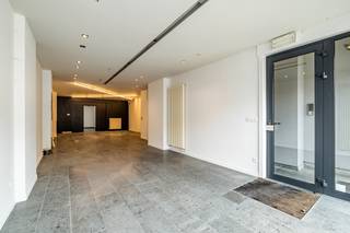 <p>Op een centrale ligging in de Kortrijkstraat te Deinze bevindt zich dit veelzijdige opbrengsteigendom, bestaande uit een handelsruimte op het gelijkvloers en twee appartementen op de verdiepingen. Het pand biedt een interessante basis voor investeerders die op zoek zijn naar een eigendom met meerdere verhuureenheden en ruimte voor optimalisatie.</p>

<p>De handelsruimte beschikt over circa <strong>105 m²</strong> en heeft een <strong>EPC-label C</strong>. Op de eerste verdieping bevindt zich een <strong>éénslaapkamerappartement van 59 m²</strong>, voorzien van een terras en een <strong>EPC-label C</strong>, goed voor een energieverbruik van 203 kWh/m² jaar.</p>

<p>De bovenste verdieping omvat een ruime <strong>duplex van 99 m² met twee slaapkamers</strong>. Dit appartement is momenteel verhuurd voor <strong>€ 560 per maand</strong> en beschikt over een <strong>EPC-label E</strong>, met een energieverbruik van 424 kWh/m² jaar.</p>

<p>Het geheel betreft een <strong>te renoveren eigendom</strong>, waarbij rekening dient te worden gehouden met de nodige investeringen. De <strong>elektrische installatie is momenteel niet conform</strong> en dient door de koper verder in orde te worden gebracht.</p>
Qua verhuurpotentieel wordt rekening gehouden met circa <strong>€ 1.000 per maand voor de handelsruimte</strong>, <strong>€ 500 per maand voor het éénslaapkamerappartement</strong> en circa <strong>€ 650 per maand voor de duplex</strong>. Bij volledige verhuur vertegenwoordigt dit een potentiële huurinkomst van ongeveer <strong>€ 2.150 per maand</strong>, oftewel <strong>€ 25.800 per jaar</strong>.<br /><br />Een veelzijdig opbrengsteigendom met een centrale ligging in Deinze, drie afzonderlijke verhuurmogelijkheden en duidelijke renovatiemogelijkheden voor de toekomstige eigenaar.