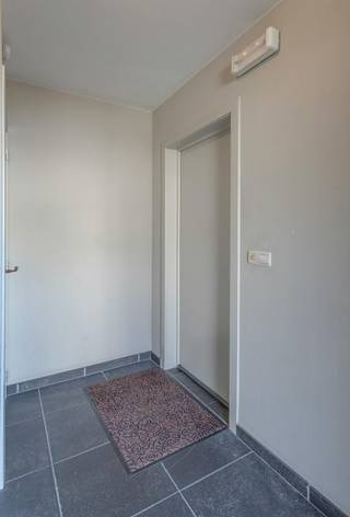 Op een uitstekende ligging vlakbij het natuurdomein De Gerstjens en op korte afstand van het centrum van Aalst bevindt zich dit verzorgde gelijkvloerse appartement. Winkels, scholen en openbaar vervoer liggen in de directe omgeving, waardoor je hier het comfort van het stadscentrum combineert met de rust van een groene buurt.<br /><br />Het appartement telt 94 m² en beschikt over een lichtrijke leefruimte, een ingerichte keuken, twee volwaardige slaapkamers, technische berging en een badkamer. De ligging op het gelijkvloers maakt het bijzonder toegankelijk: geen trappen, en een praktische indeling die zich meteen in het dagelijks gebruik laat voelen. Het gebouw werd in 2003 volledig verbouwd en is sindsdien goed onderhouden.<br /><br />Technisch staat alles op punt. De verwarming gebeurt op gas, het appartement is asbestvrij en beschikt over individuele tellers en meters voor de nutsvoorzieningen. Met EPC-label C geldt er geen renovatieplicht, en een conformiteitsattest van de Stad Aalst is aanwezig.<br /><br />In de garage van het gebouw zijn nog twee binnenstaanplaatsen beschikbaar. Deze kunnen afzonderlijk worden aangekocht aan € 17.500 per staanplaats, naar keuze één of beide.<br />Basisakte in opmaak.<br /><br />Troeven:<br />- Gelijkvloers appartement<br />- 2 volwaardige slaapkamers<br />- Volledig verbouwd in 2003<br />- EPC-label C<br /><br />Bestuursmaatregelen in het maatregelenregister: nee
