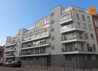 Unieke kans! Dit recente en moderne 2-slaapkamer appartement in Brussel-centrum beschikt over:  * Een zeer lichtrijke leefruimte met open keuken. *...