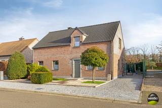 Op een ruim perceel gelegen op de Hoveweg 27 van 29a35ca biedt deze charmante open bebouwing tal van mogelijkheden.<br /><br />De woning bestaat uit twee aparte wooneenheden, perfect voor wie op zoek is naar ruimte, comfort én flexibiliteit.<br />Bovendien beschikt de woning over een prachtige tuin, ideaal voor wie houdt van rust en natuur.<br /><br /><strong>Woningindeling</strong><br />Op het <u>gelijkvloers </u>vindt u twee ruime slaapkamers en een badkamer, samen met een praktische keuken en gezellige woonkamer. Dankzij de indeling is het gelijkvloers geschikt voor mindervaliden, wat de toegankelijkheid van de woning aanzienlijk vergroot. De verwarming op dit niveau gebeurt via mazout.<br /><br />Op het <u>eerste verdiep </u>vindt u een volledig vernieuwde wooneenheid (2013), bestaande uit een keuken, leefruimte, slaapkamer en een badkamer. Dit maakt de woning ideaal voor een meergenerationele gezinssituatie, of voor wie op zoek is naar een afzonderlijk appartement om te verhuren of als gastenkamer. De verwarming boven is elektrisch.<br /><br /><strong>Extra's en Troeven</strong>
<ul>
<li>Perceelgrootte: 29a35ca, waarvan 23a21ca wei.</li>
<li>Losstaande garage voor één auto.</li>
<li>Twee vijvers in de tuin, georiënteerd naar het oosten, voor een serene en ontspannen sfeer.</li>
<li>Achteraan de tuin ligt een mooie wei van 23a21ca, met een voorkooprecht.</li>
<li>Rustige locatie met uitstekende verbindingen naar Bilzen en Hoeselt.</li>
<li>Een woning met veel mogelijkheden</li>
</ul>
<br />Of u nu op zoek bent naar een ruime gezinswoning, een meergenerationele woning of een investering met de mogelijkheid tot verhuur, deze woning biedt u onbeperkte mogelijkheden. De combinatie van de ruime indeling, de mooie tuin en de rustige locatie maakt deze woning tot een unieke kans in Bilzen-Hoeselt.