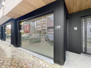 Handelsgelijkvloers - kantoor - praktijkruimte. Nieuw EPC, na gedane werken, in opmaak !<br /><br /><span><strong><u>INDELING</u></strong><u>:</u></span><br /><span><strong><em>Gelijkvloers (± 58,20 m²):</em></strong><strong> </strong>Vitrine - overdekte inkomsas - open polyvalente casco ruimte - sanitair - </span><span>gemeenschappelijke</span><br /><span>parkeergelegenheid voor de deur, in nabijheid van de Wallenparking.</span><br /><br /><u><strong>AFWERKING:</strong></u><br />Casco staat - verdere afwerking zal gebeuren in overleg met de kandidaat-huurder! <br /><br /><span><strong><u>BESTEMMINGSMOGELIJKHEDEN:</u></strong></span><br /><span>Volgens het gewestplan gelegen in woongebied.</span><br />Handel, kantoor, diensten, horeca,...<br /><br /><span><strong><u>NUTSVOORZIENINGEN</u></strong><u>:</u><br />Stadswater, elektriciteit, riolering</span><span>, ventilatiesysteem.</span><br /><br /><u>* Bijzonderheden:</u><br />- Vermelde huurprijs is te verhogen met de onroerende voorheffing, gemene kosten en BTW.<br />- Onze referentie op<strong> </strong><strong>www.centro.be</strong>: <strong>O0147</strong><br />- <strong>Interesse?</strong> Neem dan vandaag nog contact voor meer info of bezichtiging:<strong> </strong><strong>050700102</strong><strong>.</strong><br /><br /><strong>CENTRO | </strong><strong>BEDRIJFSVASTGOED </strong>is reeds 25 jaar <u>gespecialiseerd in de bemiddeling van commercieel- en bedrijfsvastgoed</u> in West- en Oost-Vlaanderen.<br /><strong>Wilt u ook weten hoeveel uw bedrijfsgebouw waard is?</strong><br />Contacteer ons vrijblijvend voor een marktconforme waardebepaling van uw pand. <br /> 