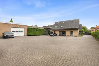 <p>Bent U op zoek naar een ruime villa met een unieke indeling, een groot magazijn en tal van mogelijkheden, centraal gelegen in Sint-Niklaas? Dan is deze karaktervolle eigendom in de Vlasbloemstraat zeker een bezoek waard.</p>
<p> </p>
<p>Deze veelzijdige woning biedt alles voor wie op zoek is naar ruimte, comfort en flexibiliteit. Met een royale leefruimte, verschillende mezzanines en 3 ruime slaapkamers en 3 badkamers geniet je van een aangenaam wooncomfort. De speelse indeling en de mezzanines zorgen bovendien voor extra ruimte en een uniek karakter.</p>
<p> </p>
<p>Een absolute troef van deze eigendom is het indrukwekkende magazijn van maar liefst 550 m². Dankzij deze uitzonderlijke oppervlakte is het pand uitermate geschikt voor uiteenlopende doeleinden, zoals opslag, een atelier, een werkplaats of een combinatie van wonen en ondernemen. Daarnaast beschikt de woning over een polyvalente ruimte van 80 m² die perfect kan ingericht worden als praktijkruimte, kantoor, hobbyruimte of extra leefruimte.</p>
<p> </p>
<p>De centrale ligging in Sint-Niklaas, de uitzonderlijke volumes en de vele gebruiksmogelijkheden maken van deze eigendom een unieke opportuniteit voor zowel particulieren als zelfstandigen.</p>
<p> </p>
<p>Benieuwd naar wat deze eigendom allemaal te bieden heeft?<br />Neem vandaag nog contact op met je ERA-makelaar voor een bezoek.</p>
<p> </p>
<p>JOUW DROOMHUIS. ZO GEVONDEN!</p>
