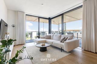 Voor meer info en foto’s, surf naar www.swevers.be – Ontdek dit instapklare luxe dakappartement op de 3de verdieping, gebouwd in 2022, pal in het centrum van Beringen. Met een bewoonbare oppervlakte van 105 m², drie slaapkamers, twee badkamers en een uitzonderlijk terras van 60 m² geniet u hier van comfortabel wonen met alle voorzieningen op wandelafstand. Winkels, horeca en ontspanning bevinden zich op amper 10 meter, openbaar vervoer op 170 meter, scholen op 230 meter en de autosnelweg bereikt u na ongeveer 3,6 km. De inkomhal geeft toegang tot alle ruimtes. De lichtrijke leefruimte van 37 m² vormt samen met de open keuken van 11,86 m² een aangename woonzone met voldoende plaats voor een gezellige zithoek en eethoek. Aansluitend bevindt zich een praktische berging. Het appartement beschikt over drie slaapkamers, waarvan de grootste 12,98 m² meet. De twee overige kamers zijn ideaal als kinderkamer, bureau of hobbyruimte. Dankzij de twee badkamers en het apart toilet geniet u bovendien van extra comfort in het dagelijkse leven. De absolute blikvanger is het ruime terras van 60 m² dat aansluit op zowel de leefruimte als de slaapkamers. Hier creëert u moeiteloos verschillende zithoeken of een gezellige buitenruimte om volop van het mooie weer te genieten. Bent u op zoek naar een recent, ruim en instapklaar appartement op een toplocatie in Beringen? Dan is dit luxe appartement zeker een bezoek waard. Voor meer informatie, bel 011 255 155. Bron bewoonbare oppervlakte: EPC – verslag.