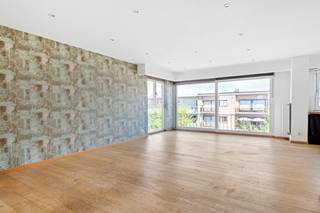 Dit ruime, instapklaar appartement is gelegen op de 2de verdieping van een klein appartementsblokje in een rustige, residentiële wijk op een boogscheut van het centrum van Stabroek. Winkels, openbaar vervoer en scholen zijn allemaal op wandelafstand terug te vinden. Binnenkomen doet u via een aparte inkomhal met handige nis voor vestiaire. Via een dubbele, glazen deur bereikt u de ruime woonkamer waar een mooie parketvloer meteen in het oog springt. De ruimte kan tevens genieten van heel wat inval van daglicht dankzij grote raampartijen. De volledig ingerichte keuken heeft eveneens een parketvloer en staat in open verbinding met de leefruimte. Verder beschikt het appartement nog over een berging, een badkamer met ligbad met douchescherm, handdoekdroger, toilet en wastafel met meubel en 3 volwaardige slaapkamers, waarvan 2 grote en 1 kinderkamer. Het terras is gelegen aan de achterzijde van het gebouw en is toegankelijk vanuit de 2 grote slaapkamers. Dankzij een oriëntatie op het zuid-westen kan u hier de hele namiddag heerlijk van het zonnetje profiteren. Bij het appartement hoort verder nog een privatieve garagebox. Deze is niet in de vraagprijs inbegrepen en kan mogelijks bij aangekocht worden voor VP.: €30.000. Er is geen lift aanwezig in het gebouw.