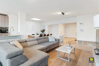Appartement de 3 chambres à coucher, lumineux et prêt à emménager, avec air conditionné et 2 terrasses !Ce bijou bénéficie d'un très haut niveau de...