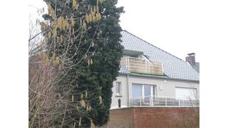 Een goed gelegen appartement op de dakverdieping bestaande uit een woonkamer met open, ingerichte keuken en airco, 2 slaapkamers, extra slaaphoek...