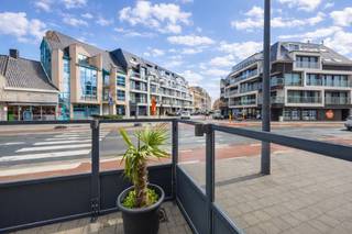 Op een hoeklocatie met grote visibiliteit in het centrum van Westende-dorp bevindt zich dit veelzijdige handelspand met woonst. Deze...