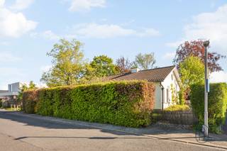 Deze charmante gelijkvloerse woning is gelegen op een toplocatie te Kortrijk, genietend van een vlotte bereikbaarheid.Indeling: inkomhal met apart...