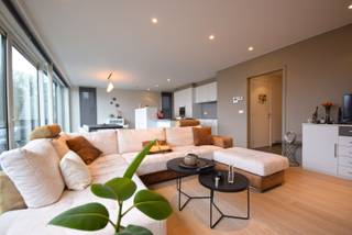 BRUGGESTRAAT 44 BUS 138830 HOOGLEDEVia de inkomhal met apart toilet komt u in de ruime, lichtrijke leefruimte met open keuken. De keuken is volledig...