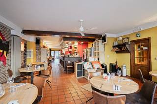 Deze handelsruimte is momenteel ingericht als horeca zaak, de handelszaak zal verkocht worden met de totale inboedel zodat u als horeca...