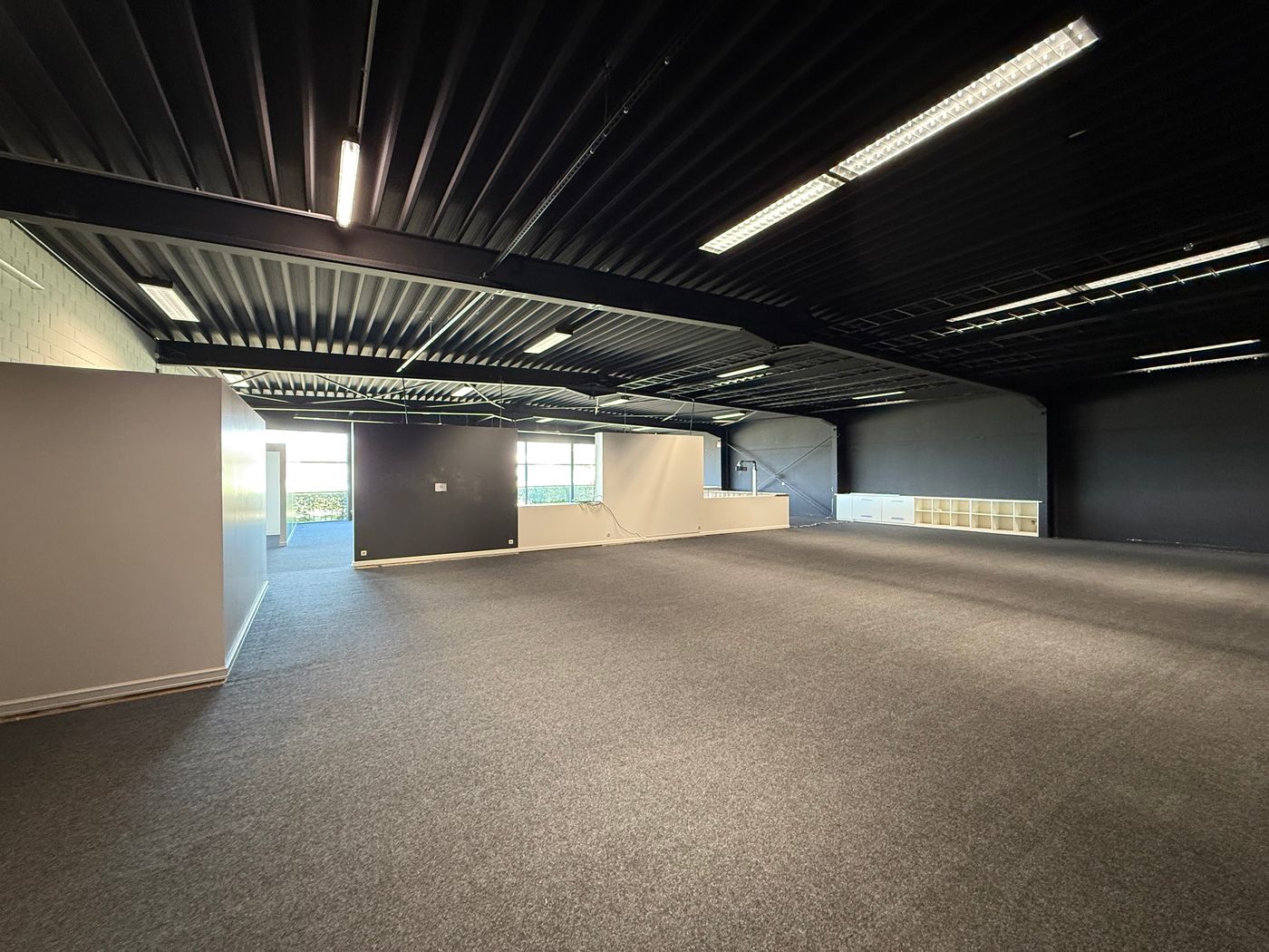 MULTIFUNCTIONEEL BEDRIJFSGEBOUW BESTAANDE UIT SHOWROOM/KANTOREN TE MALDEGEM - foto 4