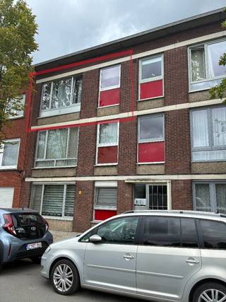 Appartement met 2 slaapkamers te koop in rustige buurt van Merksem<br /><br />Ben je op zoek naar een eerste eigen woning of een interessante investering? Dan is dit appartement zeker een kijkje waard.<br /><br />Het appartement ligt in een rustig gebouw met slechts 6 appartementen en beschikt over een ruime, lichtrijke woonkamer met open keuken. Er zijn twee slaapkamers: één ruime slaapkamer en een tweede, kleinere kamer die perfect kan dienen als kinderkamer, bureau of berging. <br />Daarnaast ook nog een badkamer met douche en een aparte wc. <br /><br />Het appartement is netjes onderhouden, maar kan hier en daar een opfrisbeurt gebruiken. Ideaal dus om het helemaal naar je eigen smaak in te richten.<br /><br />De ligging is een grote troef. Je woont in een rustige wijk in Merksem, met een grote speeltuin recht tegenover het gebouw. Winkels, openbaar vervoer en de autosnelweg liggen vlakbij, waardoor alles gemakkelijk bereikbaar is.<br /><br />Momenteel is het appartement verhuurd. De huurder is op zoek naar een andere woning, maar staat er eventueel ook voor open om te blijven. Daardoor is dit appartement zowel interessant voor wie er zelf wil wonen als voor wie op zoek is naar een opbrengsteigendom.<br /><br />Pluspunten:<br /><br />Appartement van 85m2 <br />Ruime woonkamer met open keuken<br />2 slaapkamers, klein terras met ingemaakte kast aansluitend aan de 2de slaapkamer. <br />Kelder<br />Kleinschalig gebouw met 6 appartementen<br />Rustige ligging<br />Speeltuin aan de overkant<br />Dicht bij winkels, openbaar vervoer en de autosnelweg<br />Ideaal voor starters of investeerders<br />Garage 33m2 optioneel aan te kopen voor €28.000<br />EPC D - 306<br />Electriciteit conform, attest geldig tot 2045<br /><br />Heb je interesse of wil je graag een bezoek plannen? Neem gerust contact op.