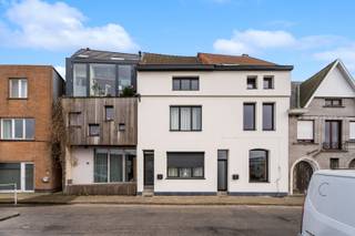 Deze woning bevindt zich op een praktische locatie in Gent, met een goede verbinding naar het stadscentrum en de belangrijkste invalswegen. Winkels, scholen, openbaar vervoer en andere dagelijkse voorzieningen zijn vlot bereikbaar, wat bijdraagt aan een aangenaam wooncomfort.<br /><br />Via de inkomhal betreedt u de leefruimte, die aansluit op de ruime keuken. Deze biedt voldoende plaats voor een grote eettafel, waardoor het de ideale plek vormt om gezellig samen te komen met familie en vrienden. Vanuit de keuken heeft u via een schuifdeur toegang tot de koer. Daarnaast beschikt de woning over een praktische opbergruimte.<br /><br />Op de eerste verdieping bevinden zich twee volwaardige slaapkamers, een badkamer en een dressing, wat zorgt voor extra comfort en opbergruimte.<br /><br />De tweede verdieping omvat nog twee zolderkamers, die kunnen worden ingericht als slaapkamers, bureau of hobbyruimte. Bovendien geniet u hier van een mooi uitzicht op het water.<br /><br />Dankzij de ruime indeling, vier slaapkamers en de unieke ligging aan het water vormt deze woning een interessante opportuniteit.<br /><br />Heeft u interesse in deze woning? Neem dan snel contact op via 0484 14 96 86 of via info@oko.immo.