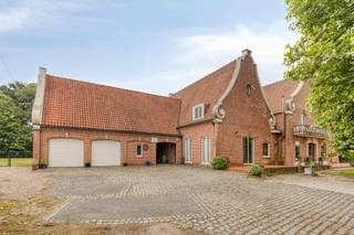 <p><strong>Karaktervolle villa met mogelijkheid tot praktijk- en kantoorruimte tussen Antwerpen en Brussel.</strong><br />De woning is volledig omheind en omringd door groene weilanden. De woning werd gerenoveerd in twee fases, respectievelijk in 2012 en 2019.<br /><br /><strong>Indeling:<br /></strong><span>Gelijkvloers:</span><br />U komt binnen via een imposante inkomhal met trappenhuis, afgewerkt met op maat ontworpen ornamenten die meteen het karakter van de woning onderstrepen. De <strong>royale leefruimte en luxueus uitgeruste keuken</strong> met geïntegreerde zitbank genieten beiden van zicht op de tuin en directe toegang tot het centraal gelegen terras. Verder is er een aparte bureauruimte, perfect voor thuiswerk of klantenontvangst, en een volledig ingerichte praktijkruimte/atelier met airconditioning en een aparte inkom.</p>
<p><span>Eerste verdieping:</span><br />De <strong>eerste verdieping</strong> telt zes slaapkamers, een open vide, twee aparte toiletten, een ruime wasplaats en twee badkamers. Daarnaast zijn er twee multifunctionele ruimtes waarvan één momenteel ingericht is als bergruimte en de andere als extra wasplaats met douche.<br /><br /><span>Zolder en kelder:</span><br />De woning beschikt over een bergzolder en een ruime kelder, ideaal voor stockage of als hobbyruimte.<br /><br /><strong>Bijzonderheden:<br /></strong>EPC - label C (265<span>kWh/m²);<br /></span>Zicht op groen;<br />Mogelijkheden als tweewoonst.<br /><br /><strong>Ligging:</strong><br />Centraal gelegen tussen Antwerpen en Brussel en vlakbij AZ Sint-Maarten, scholen, winkels en openbaar vervoer. U geniet van uitstekende bereikbaarheid in een <strong>groene, rustige omgeving</strong>.</p>