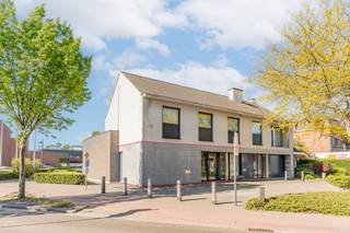 Op een uitstekende commerciële ligging in het centrum van Hamont-Achel bevindt zich dit ruime en veelzijdige handelspand, waarbij enkel...