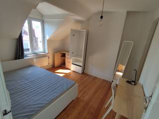 <p><b>HUIS VOOR GEDEELD WONEN</b> gelegen aan de Rogierlaan 239. 4 BESCHIKBARE GEMEUBILEERDE kamers, met huurprijzen variërend van 550 € tot 625 €, vermeerderd met een vast bedrag van 140 € voor de kosten (water, gas, elektriciteit, internet, schoonmaak van de gemeenschappelijke ruimtes en gebruik van de wasmachine). Het huis bestaat uit 8 gemeubileerde kamers met 2 gedeelde badkamers, evenals mooie gemeenschappelijke ruimtes met een keuken en een ruime woon-/eetkamer, en een tuin. EPB: E. Bezichtigingen kunnen uitsluitend worden gepland via onze online reserveringsagenda, die rechtstreeks toegankelijk is vanaf de pagina van het object op onze TREVI-website.</p>
<p><b><u>Indeling</u>:</b></p>
<ul>
<li>Kelderverdieping (straatkant): Prijs: 550 € + 140 € aan servicekosten</li>
<li>Begane grond (straatkant): Prijs: 625 € + 140 € aan servicekosten</li>
<li><span>2e verdieping (straatkant): Prijs: 625 € + 140 € aan servicekosten</span></li>
<li>2e verdieping (tuinzijde): Prijs: 625 € + 140 € aan servicekosten</li>
<li>3e verdienping : Prijs: 625 € + 140 € aan servicekosten</li>
</ul>