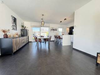 Rustig gelegen in het landelijke Michelbeke vindt u deze moderne halfopen woning van 2014. Dankzij de warmtepomp, zonnepanelen, vloerverwarming...