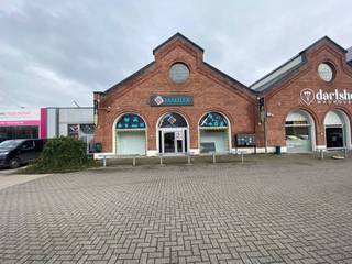 Showroom/job shop for rent in Dendermonde along the Zeelsebaan with easy access to E17. The 446 m² showroom has several entrances, water,...