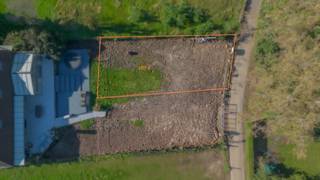 SMETLEDE - Bouwgrond, geschikt voor halfopen bebouwing, in een uiterst rustige straat op een perceel van 3a17ca (lot 2 op het verkavelingsplan).Dit...