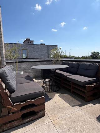 Dit prachtige, lichtrijke penthouse in Lier biedt een unieke combinatie van comfort, openheid en privacy. Doordat er geen directe buren grenzen aan het appartement, geniet u van een uitzonderlijk ruimtelijk gevoel en beschikt de woning over ramen rondom. Hierdoor baadt de leefruimte de hele dag in natuurlijk licht en ontstaat er een bijzonder aangename woonbeleving.<br /><br />De ruime leefruimte met open keuken vormt het hart van de woning en sluit aan op het ruime terras. Het terras wordt volledig omringd door een verzorgd groendak, waar niemand anders toegang toe heeft. Dit zorgt voor een groene, rustige omgeving en een extra gevoel van privacy en openheid.<br /><br />Het penthouse beschikt over twee volwaardige slaapkamers, waarvan één momenteel ingericht is als dressing met semi-ingebouwde kasten. Verder is er een praktische berging naast de keuken, een badkamer, een aparte wc en een inkomhal met ruimte voor een vestiaire. Vloerverwarming zorgt voor extra comfort en een aangenaam binnenklimaat. Er zijn bovendien reeds wachtleidingen voorzien voor de toekomstige installatie van airconditioning, waardoor deze eenvoudig kan worden geplaatst.<br /><br />De ligging is ideaal: op wandelafstand van het centrum van Lier, rustig gelegen net binnen de ring, maar met een vlotte verbinding naar de belangrijkste invalswegen. Ondanks de nabijheid van de ring ervaart u in het appartement nauwelijks geluidsoverlast. Bovendien is er voldoende parkeergelegenheid in de straat voor bezoekers.<br /><br />De woning wordt verkocht inclusief een eigen parkeerplaats, een extra ondergrondse berging, een gemeenschappelijke fietsenstalling en toegang tot de gemeenschappelijke tuin. De ondergrondse parking is bereikbaar via een autolift.<br /><br />Prijs inclusief parkeergarage en ondergrondse berging. Overname meubels is bespreekbaar. <br />Wenst u dit unieke penthouse zelf te ontdekken? Op zondag 4 oktober vindt er een kijkdag plaats. Bezoekmomenten kunnen worden ingepland op het nummer +32474128932