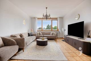 <p><span>Ontdek dit </span><span>ruime en instapklare appartement van 116 m²</span><span> gelegen in Heverlee op een boogscheut van</span><span> Gasthuisberg</span><span> en op wandelafstand van het centrum van Leuven.</span></p><p><span>Het appartement bevindt zich op de derde verdieping van een </span><span>kleinschalig gebouw met slechts 7 appartementen</span><span> dat doorheen de jaren steeds goed werd onderhouden. </span></p><p><span>De ruime inkomhal geeft toegang tot de verschillende leefruimtes. Het appartement beschikt over </span><span>twee ruime slaapkamers</span><span> die elk voldoende plaats bieden voor een tweepersoonsbed, kledingkast en eventueel een bureau.</span></p><p><span>De badkamer is praktisch ingericht met een </span><span>inloopdouche en wastafel</span><span>. Daarnaast is er een </span><span>aparte wc</span><span> en zijn er aansluitingen voor een wasmachine.</span></p><p><span>De </span><span>ruime en lichtrijke woonkamer</span><span> beschikt over grote ramen die zorgen voor een aangename natuurlijke lichtinval.</span></p><p><span>Aansluitend bevindt zich de </span><span>functionele keuken</span><span>, die voorzien is van voldoende opberg- en werkruimte. Vanuit de keuken heeft u toegang tot het </span><span>terras</span><span>, dat uitkijkt op de aangename groene omgeving. Naast de keuken bevindt zich bovendien een </span><span>praktische berging</span><span>.</span></p><p><span>Als extra troeven beschikt het appartement over een </span><span>overdekte staanplaats aan de achterzijde van het gebouw</span><span> en een </span><span>privatieve berging</span><span> in het gebouw. Bovendien beschikt het energiezuinige appartement over een </span><span>EPC-label B</span><span>. </span></p><p><span>De ligging is een absolute troef, op een boogscheut van</span><span> Gasthuisberg</span><span> en op wandelafstand van het centrum van Leuven.</span></p><p><span>Interesse in dit ruime en instapklare appartement op een uitstekende locatie? Contacteer ons via </span><span>016 15 31 15</span><span> </span><span>of </span><span><span>info@immolivit.be</span></span><span>.</span></p>