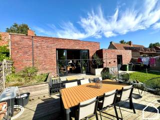 HALFOPEN WONING MET 2 SLPKS (3 MOGELIJK), GARAGE EN TUIN<br />Indeling: <br />Glv: inkomhall (3m²) - ruime living met open ingerichte keuken met kookeiland en vaatwas, inductie-kookplaat, frigo, aparte diepvries, oven en steamer, microgolf en spoelbak +1/2 (65m²) - berging (2,5m²) - wasruimte (4m²) -  gastentoilet - badkamer (6.5m²) met inloopdouche, wastafel en toilet + ruimte voor dressing (4m²) - zongerichte tuin (190m²) met terras die toegankelijk is via het schuifraam in de living - garage (3,6m op 5.55m) - oprit voor de garage (4.9m op 5.2m)<br />Verdiep: 2 slaapkamers (22m² - 13.5m²)<br />Bij het bouwen van de garage werd de fundering zwaar genoeg gemaakt om een derde slaapkamer in te richten op de garage.<br />Extra: overal hoogrendementsglas in aluminium - centrale ligging nabij basisschool, bakker, beenhouwer, Spar, ... - vlotte verbinding met de A19 - de woning is asbestveilig
