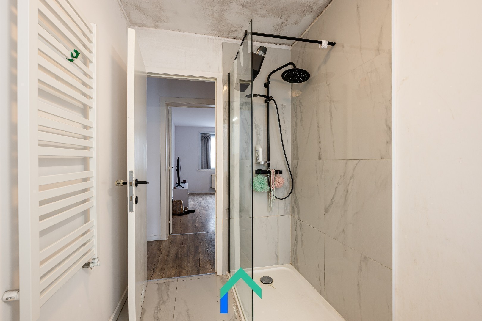 Instapklare handelsruimte met gerenoveerd duplexappartement in hartje Meulebeke - foto 4
