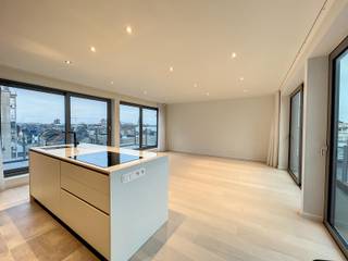 Ligging<br /><br />Dit prachtig appartement op de 5e verdieping geniet van een uiterst centrale ligging vlakbij het Zuid. Het appartement geniet een zeer goede bereikbaarheid, gezien er een ruim aanbod aan openbaar vervoer is en de oprit van de autostrade vlakbij is. Bovendien geniet je vanop het terras van een prachtig open zicht over het Zuidpark. In de buurt is er een ruim aanbod aan winkels, warenhuizen, onderwijsinstellingen, ontspanning sport en cultuur. <br /><br />Indeling<br /><br />U komt binnen via de inkomhal die voorzien is van een afzonderlijk gastentoilet en ingemaakte kasten. Vanuit de inkomhal heeft u ook toegang tot de open keuken die uitkijkt op de leefhoek met langs beide zeiden grote raampartijen die toegang verlenen tot beide terrassen. De open keuken is volledig geïnstalleerd en voorzien van de gebruikelijke toestellen. Vanuit de leefruimte hebt u toegang tot de slaapkamer die in verbinding staat met de badkamer. De badkamer is uitgerust met een douche, lavabo, handdoekradiator en badkamermeubel. <br />Tot slot bevat het appartement nog een binnen parkeerplaats (die verplicht bij te huren is).<br /><br />Bijkomende info<br /><br />Huurprijs appartement: € 1025/maand <br />Vaste kosten: € 150/maand <br />-EGW: zelf af te sluiten<br />beschikbaar vanaf 1 augustus <br />Termijn huurovereenkomst: 9 jaar<br />DOMICILIE VERPLICHT! <br /><br />BEZOEK AANVRAGEN VIA ONZE WEBSITE: www.immodavinci.be