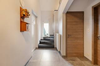 Aan het einde van een rustige, residentiële en doodlopende straat, vlak bij het centrum en station van Tongeren, bevindt zich deze instapklare villa op Bremstraat 22. De woning werd in 2020 volledig gerenoveerd met kwaliteitsvolle materialen en combineert vandaag comfort, ruimte en een uitstekende ligging.<br /><br />Op het gelijkvloers kom je binnen via een verzorgde inkomhal met granieten trap, vestiaire en gastentoilet. De zeer ruime en lichtrijke woonkamer sluit aan op de veranda, waar de raampartijen volledig geopend kunnen worden.<br />De aparte, hyperingerichte keuken met kookeiland geeft rechtstreeks toegang tot het overdekte terras en de tuin. Verder zijn er een praktische wasplaats/berging en een volledig ingerichte bureau- of kantoorruimte met inbouwkasten, ook ideaal als vierde, gelijkvloerse slaapkamer.<br /><br />Op de eerste verdieping bevinden zich drie volwaardige slaapkamers met maatkasten, waarvan één met dressing, en een moderne badkamer met inloopdouche, wastafel en toilet. Tot slot is er een grote bergruimte of dressing in een volledig afgewerkte kamer.<br /><br />De woning is volledig onderkelderd (met inrit) en is uitzonderlijk netjes afgewerkt, ingericht met garage, hobby- en bergruimte.<br /><br />De woning beschikt over vier garages (twee inpandige en twee vrijstaande) met automatische poorten, waarvan de vrijstaande is uitgerust met een laadpunt voor elektrische wagens. De afgesloten inrit biedt bijkomende parkeermogelijkheden.<br />De tuin is west-georiënteerd en volledig omheind. <br />Bovendien zijn er 14 zonnepanelen aanwezig (energieklasse B).<br /><br />Troeven<br /> x Volledig gerenoveerd en instapklaar;<br /> x 3 slaapkamers + dressing + apart bureau;<br /> x 4 garages en meerdere staanplaatsen;<br /> x Volledig kelder.<br /> x Zonnepanelen en energiezuinig (B-label).<br /> x Rustige ligging nabij centrum en station.<br /><br />Lijkt deze woning wel iets voor jou? Plan dan snel een bezoek door te bellen naar 012 23 00 23 of stel je vragen aan roland@immo-leroi.be.