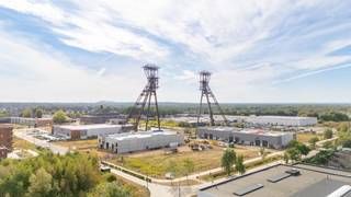 <p><span>De nieuwe bedrijvencampus <strong>"MIJNPARK"</strong> is gelegen op het industrieterrein Centrum-Zuid vlakbij de op- en afrit 29 van de E314 (Aken - Heerlen - Brussel), in het hart van Limburg.<br /><br />Op dit voormalig mijnterrein worden <strong>30</strong> duurzame en kwalitatieve KMO-units/showrooms/kantoren gebouwd met het oog op energie-efficiëntie. </span><span>Een combinatie van polyvalente en compacte panden zorgt voor een verscheidenheid aan oppervlaktes, gaande <strong>van 150m² tot 1900m²</strong>. <br /></span></p>
<p>Duurzaamheid staat centraal op deze bedrijvencampus. Duurzaamheid in de realiteit brengen is een complex verhaal, dat je niet met één modewoord kan vatten. <span>Om de ambitie van de ontwikkelaar kracht bij te zetten, zullen de gebouwen van de Mijnpark Bedrijvencampus </span><strong>BREEAM-gecertificeerd</strong><span> zijn. Dit internationaal systeem meet, beoordeelt en quoteert de duurzaamheid van de gebouwen, en houdt daarbij rekening met een 90-tal parameters. </span>Om hieraan te voldoen zijn alle panden voorzien van alle <strong>technieken.</strong><br /><br /><span>Deze unit heeft een oppervlakte van <strong>384m²</strong> op een terrein van <strong>662m²</strong> en heeft <strong>zes </strong>parkeerplaatsen voor de deur. De units worden instapklaar opgeleverd, voorzien van alle technieken zoals <strong>elektriciteit, LED-verlichting, verwarming, warmtepomp en zonnepanelen.</strong><br /><br />KENMERKEN UNIT:<br />- oppervlakte: <strong>384m²</strong><br />- parkeerplaatsen: <strong>6</strong><br />- staalstructuur met geïsoleerde wanden en dak<br />- sectionaalpoort 4m x 4m<br />- technieken: elektriciteit, LED-verlichting, verwarming, warmtepomp en zonnepanelen<strong><br />Optioneel kan er nog 50 of 100m² afgewerkte kantoren voorzien worden!</strong><br /></span><strong><br /></strong><span>Kortom, een ideale ontwikkeling voor ondernemers die op zoek zijn naar een kwalitatieve werk- of opslagplaats en daarbij belang hechten aan een goede locatie en duurzame gebouwen met uitstraling. </span><br /><span><br />Meer info: +32 (0)11 39 90 50 of info@jansenrealestate.be.</span></p>