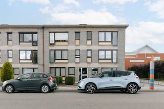 <p>Op zoek naar een mooi gelegen appartement met ruimte en potentieel? Ontdek dit appartement op de eerste verdieping, gelegen in de Fr. Huysmanslaan te Hemiksem.</p><p><br /></p><p>Je betreedt het appartement via de inkomhal met praktische ingebouwde kasten. De lichtrijke en ruime leefruimte sluit mooi aan op de keuken, die compact maar functioneel is ingericht.</p><p>Het appartement beschikt over 2 tot 3 slaapkamers, waarvan één kamer directe toegang biedt tot het terras. Verder is er een badkamer voorzien van een ligbad.</p><p><br /></p><p><strong>Extra troeven: </strong>garagebox inbegrepen in de prijs + kelderberging aanwezig</p>