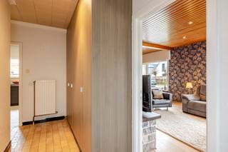 <strong>Ligging</strong><br />In een verkeersarme en rustige straat in Boekhoute bevindt zich deze verzorgde bungalow op een mooi perceel van 713 m². Een ideale woning voor wie op zoek is naar comfortabel gelijkvloers wonen in een groene en serene omgeving.<br /><br /><strong>Indeling &amp; leefcomfort</strong><br />De woning beschikt over een lichtrijke leefruimte waar grote raampartijen zorgen voor een aangename zonnige sfeer. Aansluitend bevindt zich de keuken, die praktisch is ingericht en perfect aansluit bij het dagelijkse wooncomfort.
<p>U beschikt over een apart toilet, badkamer met inloopdouche, een ruime zolder die als bergplaats dient. Verder zijn er drie volwaardige slaapkamers aanwezig, wat deze bungalow geschikt maakt voor gezinnen, koppels of wie extra ruimte wenst voor een bureau of hobbykamer.<br /><br /><strong>Buitenruimte</strong><br />De tuin is een echte troef van deze eigendom. U geniet hier van een aangename buitenruimte met een moderne zithoek, ideaal om te ontspannen of gasten te ontvangen in alle privacy. De perceeloppervlakte van 713 m² biedt bovendien voldoende ruimte voor tuinliefhebbers. Daarnaast beschikt u over een ruime aparte garage + bergplaats waar uw wagen/fietsen en tuinbenodigheden in kwijt kunt.<br /><br /><strong>Troeven</strong></p>
<ul><li><strong>Conforme elektrische keuring</strong></li><li><strong>GEEN renovatieverplichting</strong></li><li><strong>3 Volwaardige slaapkamers</strong></li><li><strong>Inclusief pelletkachel (2 jaar oud)</strong></li><li><strong>Aangename tuin met zithoek, aparte garage en carport</strong></li><li><strong>Beglazing is volledig aangepast naar hoogrenedementsglas</strong></li></ul>
<strong>UW DROOMWONING? ZO GEVONDEN!</strong>