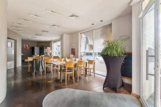 <p><span>Handelspand met hoekligging en hoge visibiliteit op toplocatie te Berchem</span></p><p><span>Op de levendige Grotesteenweg, één van de belangrijkste verbindingsaders van Berchem, vinden we dit handelspand met uitzonderlijke zichtbaarheid dankzij de strategische hoekligging en grote raampartijen die zorgen voor een overvloed aan natuurlijk licht. De ligging is bovendien uitstekend: vlakbij het stadscentrum, het atheneum van Berchem, belangrijke invalswegen, de autosnelweg en het station van Berchem - ideaal voor wie vlot bereikbaar wil zijn.</span></p><p><span> </span></p><p><span>Indeling</span></p><p><span>Het gelijkvloers omvat een verbruiksruimte met toog en zitgedeelte, een ingerichte keuken en een sanitaire blok. De ruimte is vandaag ingericht als traiteur / broodjeszaak / catering, maar biedt tal van mogelijkheden voor andere doeleinden zoals kantoor, winkelruimte of showroom.</span></p><p><span> </span></p><p><span>Via een vaste trap is er een rechtstreekse toegang naar de kelderverdieping, die momenteel dienstdoet als ruim werkatelier, bergruimte en verbinding heeft met de parkeergarage. </span></p><p><span> </span></p><p><span>Ondergronds bevinden zich drie privatieve autostaanplaatsen. Momenteel zijn er twee van deze parkeerplaatsen afgesloten en geïntegreerd in de kelderruimte. Daarnaast bevindt zich in de garage nog een derde staanplaats.</span></p><p><span> </span></p><p><span>Overname handelsfonds</span></p><p><span>De mogelijkheid bestaat eveneens om het handelsfonds over te nemen.</span></p><p><span> </span></p><p><span>Extra troeven</span></p><p><span>- Uitstekende hoekligging met maximale visibiliteit</span></p><p><span>- Grote raampartijen en veel lichtinval</span></p><p><span>- Geschikt voor diverse handelsactiviteiten (traiteur, kantoor, winkel, praktijk, showroom, )</span></p><p><span>- Rechtstreekse toegang van handelsruimte naar kelder en parkeergedeelte</span></p><p><span>- Drie privatieve parkings, waarvan twee momenteel mee geïntegreerd zijn in de kelder</span></p><p><span>- Vlotte bereikbaarheid via invalswegen, openbaar vervoer en Berchem station</span></p><p><span>- 135 m² cfr. EPC</span></p><p><span> </span></p><p><span>Dit pand biedt dankzij zijn ligging, indeling en zichtbaarheid een unieke opportuniteit voor ondernemers die hun zaak willen vestigen op een commerciële toplocatie in Berchem.</span></p><p><span> </span></p>