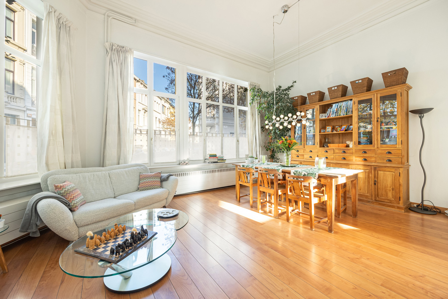 Karaktervolle en lumineuze burgerwoning (262m²) met aangename buitenruimte op hoeklocatie in hartje Zurenborg - photo 4