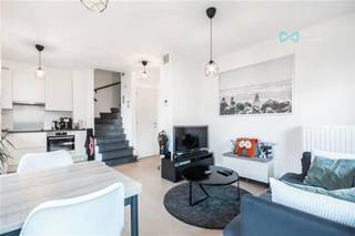 <strong>Modern duplex appartement met 1 slaapkamer, bureau, autostaanplaats, fietsenstalling én private tuin op een toplocatie in Edegem.</strong><br /><br />Afspraak enkel mogelijk via deze link: https://wi-antwerpen-zuidrand.mijnhuurprofiel.be/property/0004c68f-50fa-4655-9075-d6deb371ae06<br /><br />Ontdek de moderne levensstijl in dit prachtige duplex appartement gelegen aan de Ernest Jouretlaan 45 te Edegem. Met een bewoonbare oppervlakte van 60m², een moderne afwerking en privatieve zonnepanelen biedt dit appartement een uitstekende combinatie van comfort, duurzaamheid en stijl.<br /><br /><strong>Kenmerken:</strong><br />
<ul>
<li>Leefruimte: Geniet van een zeer lichte en comfortabele leefruimte met open keuken. Vanuit de leefruimte heb je zicht op de tuin en het terras.</li>
<li>1 Slaapkamer (11m²): Een gezellige slaapkamer ontworpen voor optimaal comfort en rust.</li>
<li>1 Bureau (5m²): Een veelzijdige ruimte die ideaal is voor thuiswerken of studeren.</li>
<li>Private Tuin: Ontspan in uw eigen privétuin (niet omheind), perfect voor buitenactiviteiten en ontspanning.</li>
<li>Autostaanplaats: Parkeer uw voertuig op uw eigen autostaanplaats voor ultiem gemak.</li>
<li>Afgesloten Fietsenberging voor 2 Fietsen: Een veilige opslagruimte voor uw fietsen, zodat u gemakkelijk kunt genieten van fietsuitstapjes in de omgeving.</li>
<li>Badkamer met Douche en WC: Moderne badkamerfaciliteiten voorzien van een douche, lavabomeubel en wc.</li>
<li>Afzonderlijke WC: Extra gemak met een apart toilet voor u en uw gasten op de gelijkvloerse verdieping.</li>
<li>Centrale Ligging: Profiteer van de centrale ligging met winkels, openbaar vervoer en recreatieve voorzieningen binnen handbereik.</li>
<li>Zonnepanelen: Duurzaamheid staat centraal met het gebruik van zonnepanelen, waardoor u kunt bijdragen aan een groenere toekomst en genieten van <strong>lagere energiekosten</strong>.</li>
</ul>
<br />Dit duplex appartement biedt niet alleen een eigentijds en comfortabel interieur, maar ook de voordelen van duurzaam wonen. Ervaar de perfecte combinatie van luxe en milieubewust wonen aan de Ernest Jouretlaan 45 te Edegem.<br />Wenst u een afspraak in te plannen? Afspraken kunnen enkel aangevraagd worden via volgende link: https://wi-antwerpen-zuidrand.mijnhuurprofiel.be/property/0004c68f-50fa-4655-9075-d6deb371ae06<br /><br /><strong><span>Kosten &amp; beschikbaarheid:<br /></span></strong>
<ul>
<li><span>Huurprijs: €895 /maand</span></li>
<li>Provisie: €65 /maand</li>
<li>Beschikbaarheid: onmiddellijk</li>
<li>3 maanden huurwaarborg</li>
<li>plaatsbeschrijving circa 170 euro per partij</li>
</ul>