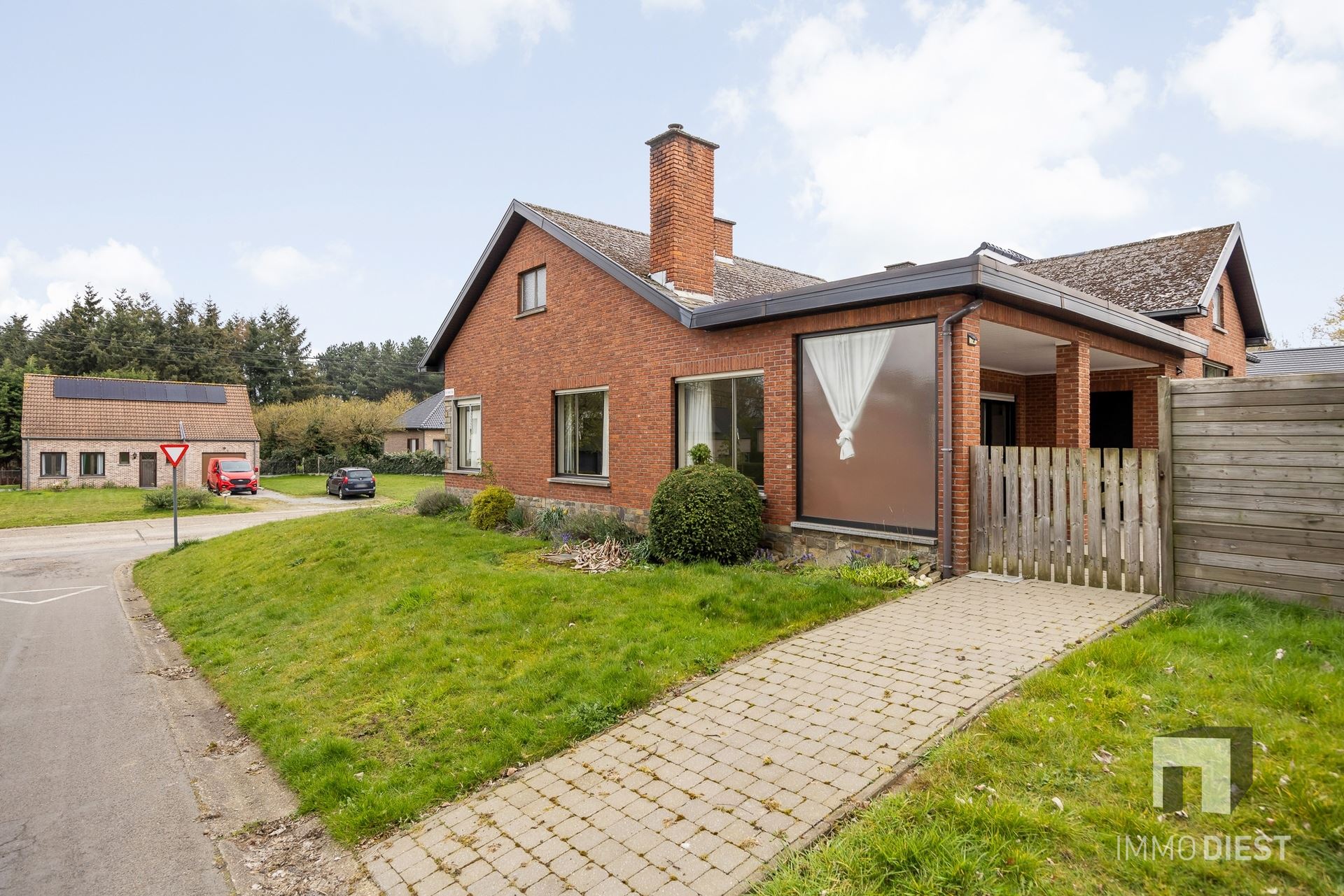 Op te knappen betaalbare split-level woning te Schaffen, kort bij de Bossen van Hees - foto 4