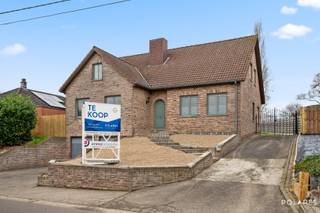 Deze open bebouwing, gebouwd in 1992, is rustig en landelijk gelegen in Sint-Margriete-Houtem en bevindt zich op een royaal perceel van 27a69ca. Met een bewoonbare oppervlakte van 218 m² (volgens EPC) en een EPC-label C biedt deze woning een degelijke constructie met veel ruimte en potentieel.<br /><br />De woning is volledig onderkelderd en beschikt op dit niveau over ruime bergplaatsen en een inpandige garage, wat zorgt voor extra comfort en praktische opbergmogelijkheden.<br /><br />Via de inkomhal op het bel-étageniveau worden de verschillende leefruimtes ontsloten. De woonkamer vormt samen met de eetplaats een aangename en lichtrijke leefruimte. Aansluitend bevindt zich de keuken, die vlot toegang biedt tot de veranda. Deze veranda vormt een volwaardige extra leefruimte en biedt een mooi contact met de tuin en het omliggende groen. Verder bevinden zich op deze verdieping een slaapkamer, een badkamer en een apart toilet, evenals een extra kamer die perfect dienst kan doen als bureau, hobbyruimte of bijkomende slaapkamer.<br /><br />De bovenverdieping omvat vier volwaardige slaapkamers, waardoor deze woning bijzonder geschikt is voor grotere gezinnen of voor wie extra kamers wenst in te richten als bureau, dressing of hobbyruimte. Dankzij de praktische indeling kan elke ruimte functioneel worden benut.<br /><br />Het ruime perceel biedt tal van mogelijkheden voor tuinliefhebbers en wie op zoek is naar rust en privacy, met voldoende afstand tot de buren en een aangename landelijke omgeving.<br /><br />Deze woning combineert een solide bouwstructuur met veel leefruimte, een functionele indeling en een uitstekende ligging in de regio Tienen, ideaal voor wie comfortabel en rustig wil wonen.<br /><br />Interesse?<br />Contacteer Marijke voor een bezoek op 0489/01.14.96 of marijke@polares.eu