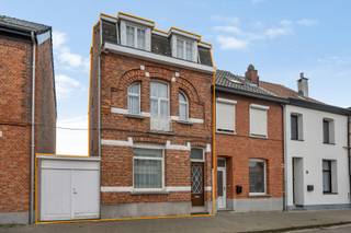 <p>Op een rustige, groene locatie ligt deze statige halfopen bebouwing te wachten op een nieuwe eigenaar met visie. Met haar authentieke gevel, charmante uitstraling en aparte zij-ingang biedt dit pand niet alleen karakter, maar ook tal van mogelijkheden.</p>
<p>Binnenin telt de woning vier slaapkamers, een ruime leefruimte en een klassieke indeling die vraagt om een hedendaagse touch. De structuur is degelijk, de sfeer uniek — de perfecte basis voor een geslaagde renovatie.</p>
<p>De tuin is een absolute troef: meer dan genoeg ruimte voor ontspanning, tuinprojecten, speelruimte of zelfs een uitbreiding.</p>
<p>Extra praktisch: er is een mogelijkheid tot aankoop van een achterliggende garagebox.</p>
<p>Wat je mag verwachten:<br />– Statige te renoveren woning op 1600m2!<br />– 4 slaapkamers<br />– Zij-ingang met extra mogelijkheden<br />– Opbergruimte in de tuin<br />– Optie tot garagebox</p>
<p>Zoek je een eigendom waar je jouw eigen stempel op kan drukken, in een omgeving die rust uitstraalt en toch vlot bereikbaar is? Dan is dit er eentje die je gezien moet hebben.</p>
<p>Neem contact op voor een bezichtiging – laat je inspireren door de ruimte, de charme en het potentieel.<br /><br />Wg, Gvkr, Gvv, Vg, Geen overstromingsgevoelig gebied</p>