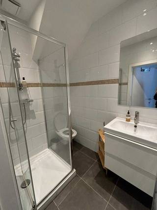 Appartement te koop – 2de verdiepingSolvynsstraat 64, 2018 AntwerpenLocatieDit instapklare appartement combineert rust, licht en een uitzonderlijk...