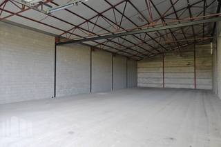 Nieuw gerenoveerde KMO-unit met een oppervlakte van 379 m², de unit maakt deel uit van de <strong>nieuwe KMO-ontwikkeling </strong>'VLASCO 2' bestaande uit 8 KMO-units met oppervlaktes tussen 375 m² en 385 m² (eventueel samen te voegen tot grotere entiteiten).<br /><br />Gelegen op de voormalige site van een oude vlasverwerkingssite in<strong> Kortemark</strong>, op een bedrijvensite langs de Vladslostraat, in een rustige maar strategisch goed bereikbare omgeving in Kortemark. Het project bevindt zich centraal in de driehoek Diksmuide, Torhout en Roeselare en ligt op korte afstand van de E403, wat zorgt voor een vlotte verbinding met de rest van West-Vlaanderen en daarbuiten.<br /><br />De magazijnruimtes worden opgebouwd uit een staalconstructie met als gevelbekleding een betonplint in combinatie met sandwichpanelen, de dakbedekking is voorzien in geprofileerde sandwichpanelen. Alle units zijn toegankelijk via een automatische sectionale poort (4,50 m B x 4,50 m H) en een aparte toegangsdeur. Bijkomend zijn de magazijnen met een vrije hoogte van +/- 4,84 m tot +/- 8,32 m onder dak, uitgerust met een betonvloer en zijn de nodige nutsvoorzieningen aanwezig (water, elektriciteit).<br /><br />Ruime parkeer- en manoeuvreerruimte op de site. Per unit zijn er minstens 3 parkeerplaatsen voorzien.<br /><br />Onmiddellijk beschikbaar. Geschikt voor zowel opslag als productie.<br /><br />Contacteer<strong> PANORAMA B2B </strong>voor bijkomende inlichtingen, plannen of een vrijblijvend plaatsbezoek op <strong>0479 70 70 73</strong>.