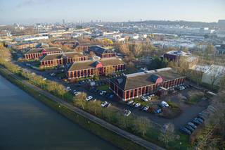 In het aantrekkelijke Riverside Business Park bevindt zich dit moderne kantoor met een totale oppervlakte van 240 m², gelegen op de eerste...