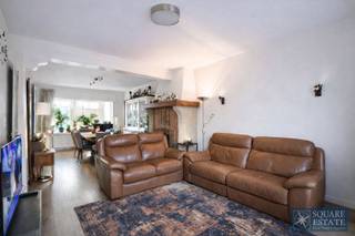 Square Estate biedt u deze woning te huur aan in Wemmel, gelegen aan de Vijverslaan, in een groene en gewilde omgeving. De woning bestaat op de...