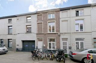 In de Lobeliastraat, midden in de levendige Brugsepoortwijk, bevindt zich deze charmante stadswoning. Een ideale uitvalsbasis voor wie graag geniet van het bruisende stadsleven, zonder in te boeten aan wooncomfort.<br /><br />De woning verwelkomt u met een gezellige leefruimte die aansluit op de praktische keuken. Verder beschikt het gelijkvloers over een apart gastentoilet, aansluitingen voor wasmachine en droogkast en een aangenaam stadskoertje waar u in alle rust kunt genieten van een zonnige dag of een gezellige avond. Daarnaast is er een handige kelder aanwezig, ideaal als extra bergruimte.<br /><br />Op de eerste verdieping vindt u een volwaardige slaapkamer, een apart toilet en een verzorgde badkamer uitgerust met een inloopdouche.<br /><br />De tweede verdieping biedt plaats aan een ruime zolderkamer die perfect kan dienen als extra slaapkamer, thuisbureau of hobbyruimte. Onder de schuine wand bevindt zich bovendien nog een praktische zolderberging.<br /><br />Wat deze woning extra aantrekkelijk maakt, is zonder twijfel haar ligging. De Brugsepoort groeide de voorbije jaren uit tot één van de meest dynamische buurten van Gent. U woont hier op fietsafstand van het historische stadscentrum en geniet tegelijk van een wijk met een uitgesproken eigen karakter. Gezellige koffiebarretjes, lokale handelszaken, restaurants, scholen en openbaar vervoer bevinden zich op wandelafstand. Ook verschillende parken en recreatiemogelijkheden liggen vlakbij.<br /><br />Bent u op zoek naar een gezellige stadswoning op een levendige locatie met alle voorzieningen binnen handbereik? Dan is deze woning zeker een bezoek waard.