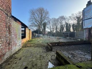 Bent u op zoek naar een lange gevelwoning om te renoveren? Dan hebben wij misschien wel wat u zoekt.<br /><br />De mooiste wandelingen starten hier want in een wip sta je aan de schelde of bevindt je je op een leuk wandelpad.<br /><br />Aan deze woning grenst een mooie ruime tuin met een prachtige boom en dit op een perceel van maar liefst 238m2.<br /><br />Deze woning is perfect geschikt als eengezinswoning, gekoppeld eventueel aan een vrij beroep.<br /><br />Kortom, tal van mogelijkheden om jouw droomwoning te creëren in een van de rustigste straten te Bornem. <br /><br />Bij deze verkoop is de renovatieverplichting van toepassing. <br /><br />Ben je geïnteresseerd in dit te renoveren pand? Laat deze aantrekkelijke kans dan niet voorbij gaan en aarzel dan niet ons te contacteren. <br /><br /><span><span><span><span><span><span><span><span><span><span><strong><u>Nuttige links</u></strong><u>:</u></span></span></span></span></span></span></span></span></span></span><br /><span><span><span><span><span><span><span><span><span><span><u>Subsidies, premies en tegemoetkomingen:</u></span></span></span></span></span></span></span></span></span></span>
<ul>
	<li><span><span><span><span><span><span><span><span><span><span>Premiezoeker: Premies voor wonen en woningen in Vlaanderen | Premiezoeker</span></span></span></span></span></span></span></span></span></span></li>
	<li><span><span><span><span><span><span><span><span><span><span>Subsidiemodule van het Vlaams Energie- en Klimaatagentschap: VEKA (energiesparen.be)</span></span></span></span></span></span></span></span></span></span></li>
	<li><span><span><span><span><span><span><span><span><span><span>Simulator voor de Mijn VerbouwPremie: Simulator Mijn VerbouwPremie | VEKA (energiesparen.be)</span></span></span></span></span></span></span></span></span></span></li>
	<li><span><span><span><span><span><span><span><span><span><span>Werken die in aanmerking komen voor de MijnVerbouwPremie: Werken die in aanmerking komen voor Mijn VerbouwPremie | Vlaanderen.be</span></span></span></span></span></span></span></span></span></span></li>
	<li><span><span><span><span><span><span><span><span><span><span>Mijn VerbouwLening: Mijn VerbouwLening | Vlaanderen.be</span></span></span></span></span></span></span></span></span></span></li>
	<li><span><span><span><span><span><span><span><span><span><span>Premies van Fluvius: Premies | Fluvius</span></span></span></span></span></span></span></span></span></span></li>
	<li><span><span><span><span><span><span><span><span><span><span>Leningen voor energiebesparende investeringen en woningkwaliteit | Vlaanderen.beLeningen: </span></span></span></span></span></span></span></span></span></span></li>
</ul>
 

<ul>
	<li>Actieplan Asbestafbouw (OVAM): Actieplan asbestafbouw (vlaanderen.be)</li>
	<li><span>Ondernemingen erkend door de FOD WASO voor het uitvoeren van werkzaamheden volgens de couveusezakmethode en hermetische zone:</span> Erkenning: Asbest: bedrijven erkend voor afbraak- of verwijderingswerken | Federale Overheidsdienst Werkgelegenheid, Arbeid en Sociaal Overleg (belgie.be)</li>
	<li>Lijst met erkende asbestverwijderaars aangesloten bij het Asbestcharter (Bouwunie in samenwerking met OVAM): Asbestcharter (vinduwaannemer.be)</li>
	<li>Premies en subsidies bij asbestverwijdering (Premiezoeker via de Vlaamse Overheid): Ondersteuning en subsidies bij asbestverwijdering - OVAM | Premiezoeker</li>
	<li>Asbest correct (laten) verwijderen (OVAM): Asbest correct verwijderen (vlaanderen.be)</li>
	<li>Wie mag wat verwijderen? (OVAM): Wie mag wat verwijderen (vlaanderen.be)</li>
	<li>Wat is verboden? (OVAM): Wat is verboden? (vlaanderen.be)</li>
</ul>
<br /><br /> 