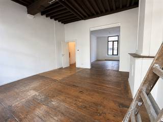 Sur la Stadswaag, une rue animée située au cœur du quartier étudiant très vivant, se trouve ce bureau de caractère d’environ 77,5 m², doté d’une agréable terrasse de 6 m².Le bâtiment possède une riche histoire qui remonte au moins au XVIIe siècle. Construit à l’origine comme une maison en profondeur traditionnelle d’Anvers, il a été doté en 1844 de sa façade sobre actuelle, de style néoclassique. Aujourd’hui, le bâtiment est surtout connu pour abriter l’emblématique café étudiant Klimax.L'espace de bureau allie ce caractère historique au confort contemporain. Grâce à ses grandes baies vitrées, l'intérieur bénéficie d'une abondance de lumière naturelle. L'espace dispose en outre d'une kitchenette, de toilettes et d'une terrasse : l'idéal pour une pause-café détendue ou un déjeuner informel en plein air.Sa situation centrale offre un environnement de travail animé, avec de nombreux cafés, restaurants, magasins et transports en commun accessibles à pied.