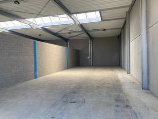 Opslagruimte +-165m² te huur.Breedte: 7,50 mDiepte: 21,50 mHoogte poort +- 4 mOnmiddellijk beschikbaarPrijs exclusief onroerende voorheffing en BTW...